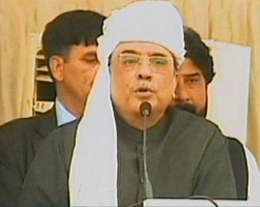 zardari urges baloch youth to give up violence