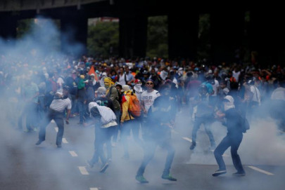 clashes at venezuela protest against dictatorship
