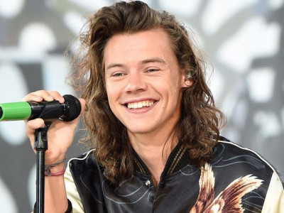 harry styles channels glam rock in post 1d debut