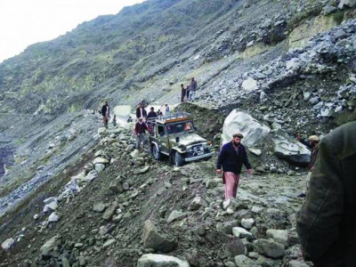 stranded tourists reach gilgit after kkh reopens stranded tourists reach gilgit after kkh reopens