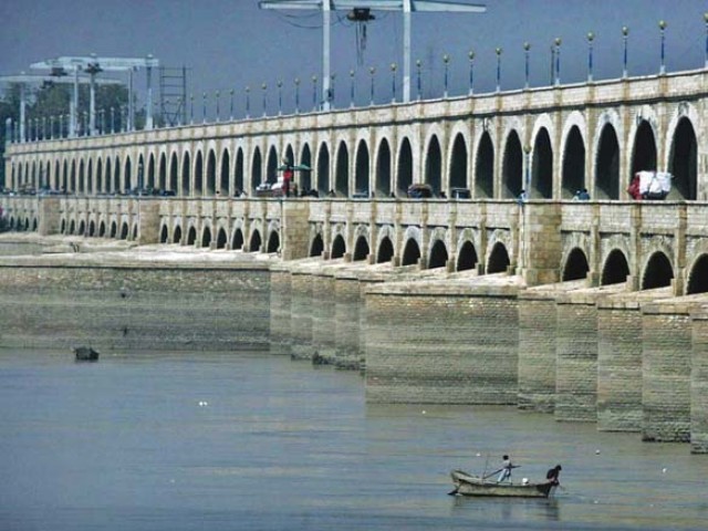 sukkur barrage needs 200 000 cusecs more to maintain pond level photo express