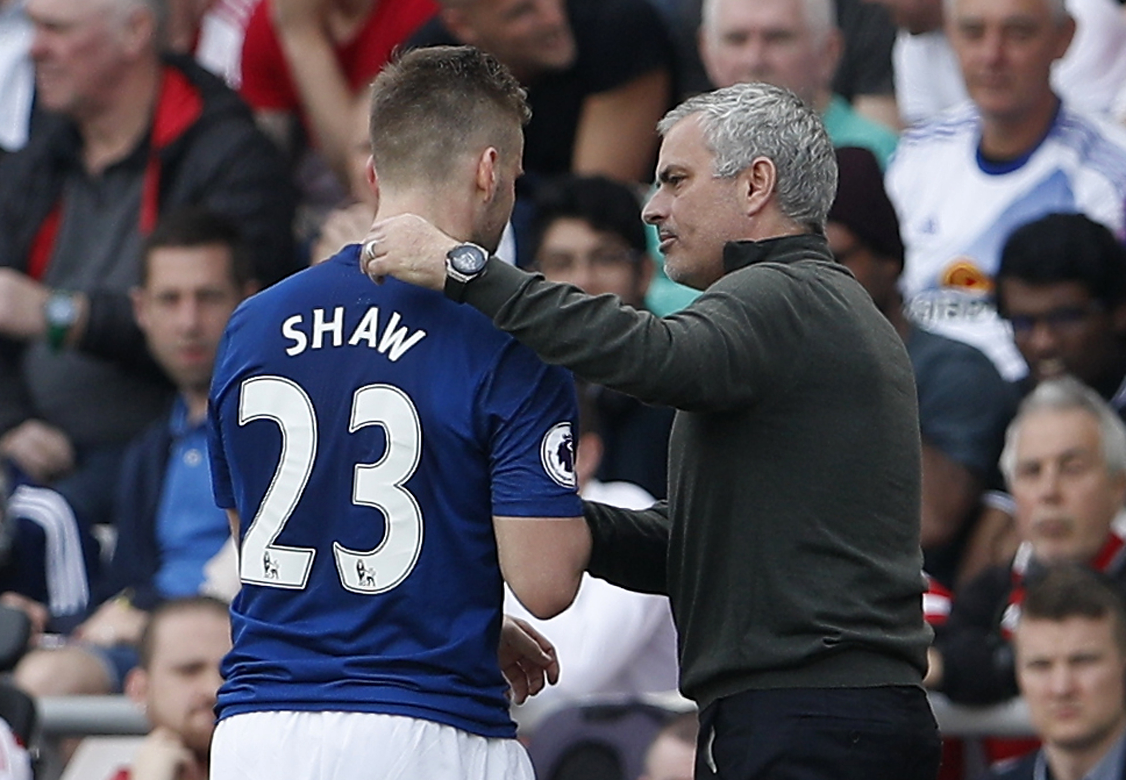 manchester united 039 s luke shaw is congratulated by manager jose mourinho as he is substituted in the match against sunderland on april 9 2010 photo reuters