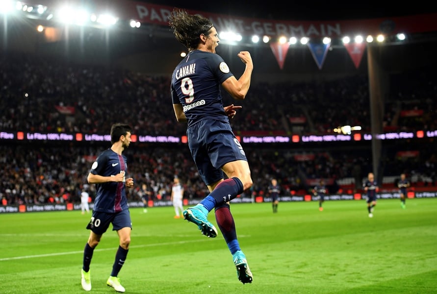 paris saint germain 039 s uruguayan forward edinson cavani r celebrates after scoring a goal during the french l1 football match between paris saint germain and guingamp at the parc des princes stadium in paris on april 9 2017 photo afp