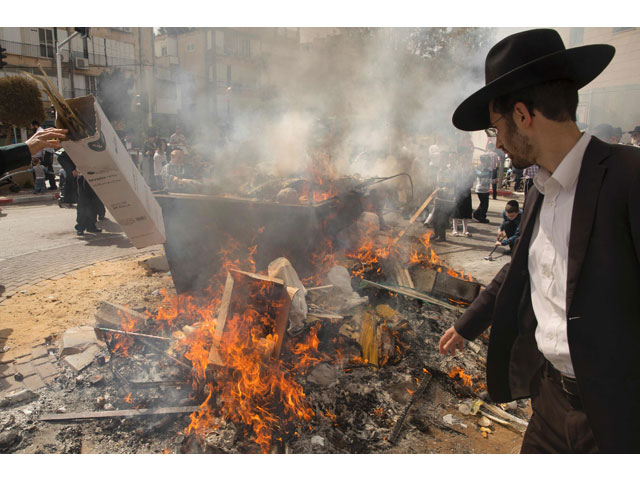 ultra orthodox jews burn leavened items in a final preparation before the start at sundown of the jewish passover pesach holiday in the city of bnei brak central israel on april 10 2017 photo afp