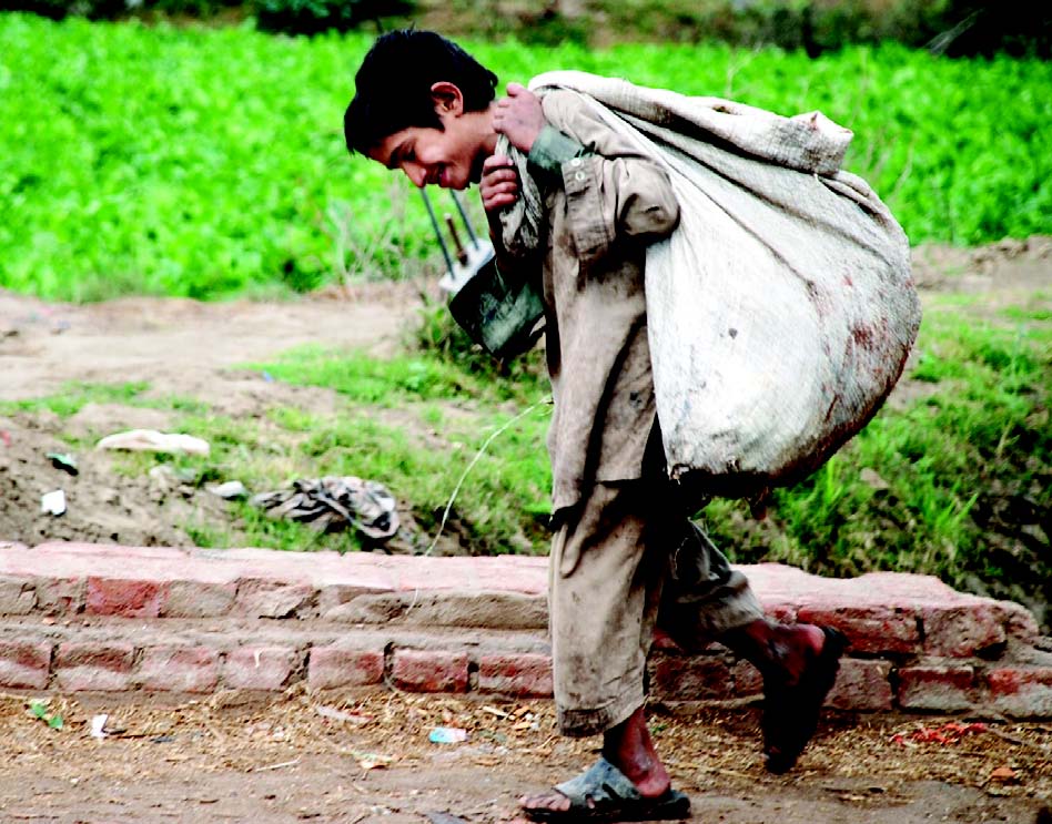 file photo of a street child carrying heavy load photo israrul haq