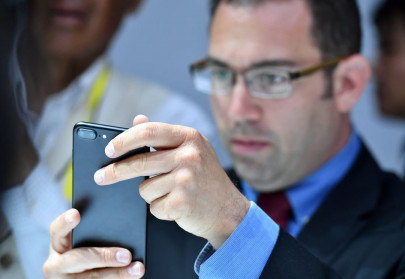 hackers can figure out your password simply by looking at how your smartphone moves report hackers can figure out your password simply by looking at how your smartphone moves report