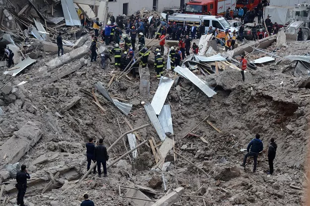 people and emergency workers stand at the site of a strong blast near the riot police headquarters in the center of diyarbakir southeastern turkey on april 11 2017 photo afp people and emergency workers stand at the site of a strong blast near the riot police headquarters in the center of diyarbakir southeastern turkey on april 11 2017 photo afp