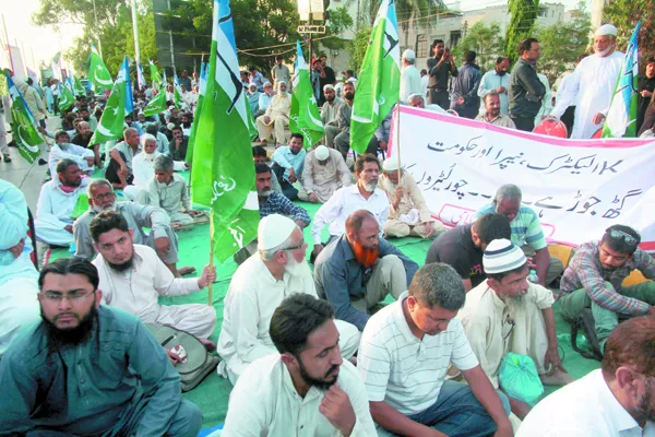 more than 200 workers supporters of the party and protesters sat on the main road and shouted slogans against the k e photo athar khan express more than 200 workers supporters of the party and protesters sat on the main road and shouted slogans against the k e photo athar khan express