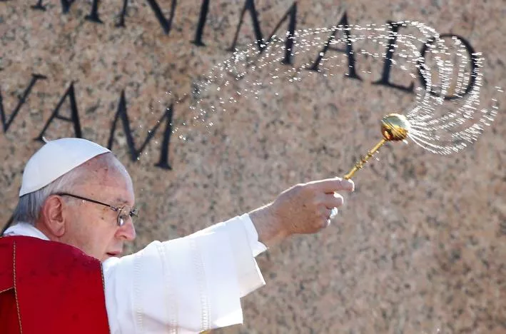 pope francis blesses with holy water as he leads the palm sunday mass in saint peter 039 s square at the vatican april 9 2017 photo reuters pope francis blesses with holy water as he leads the palm sunday mass in saint peter 039 s square at the vatican april 9 2017 photo reuters