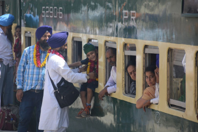1 500 sikh pilgrims cross over from wagah 1 500 sikh pilgrims cross over from wagah