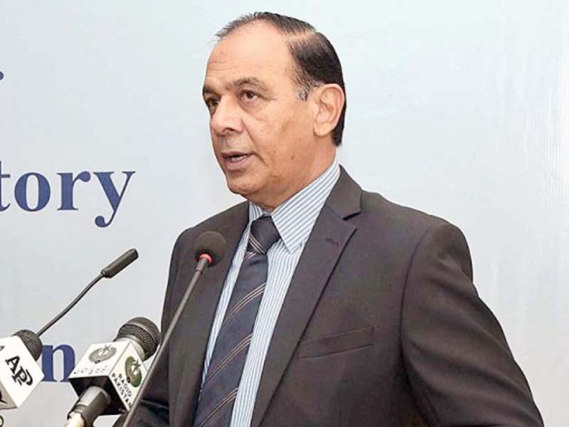 nab chairman qamar zaman chaudhry speaks after reviewing the bureau s forensic lab photo inp