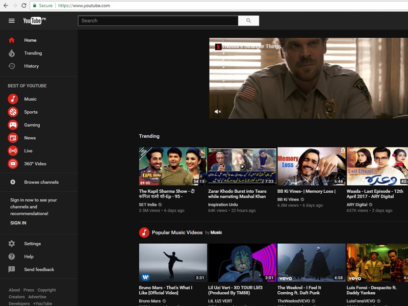 dark mode is apparently available only on the latest versions of google chrome