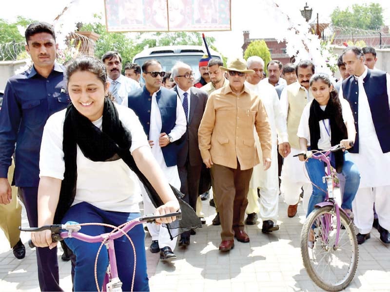 two female students lead the way during punjab chief minister shehbaz sharif s visit to the university of agriculture faisalabad photo nni