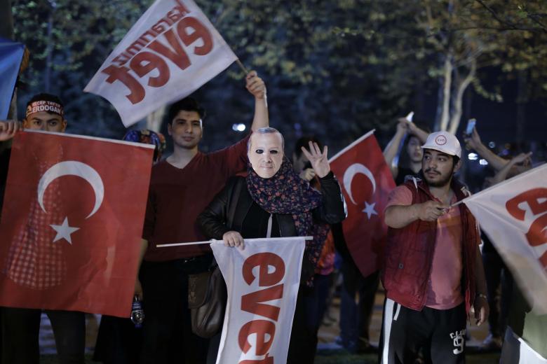 supporters of turkish president tayyip erdogan celebrate in istanbul turkey april 16 2017 photo reuters