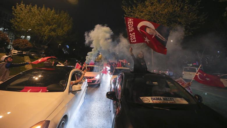 supporters of turkish president tayyip erdogan celebrate in istanbul april 16 2017 photo reuters