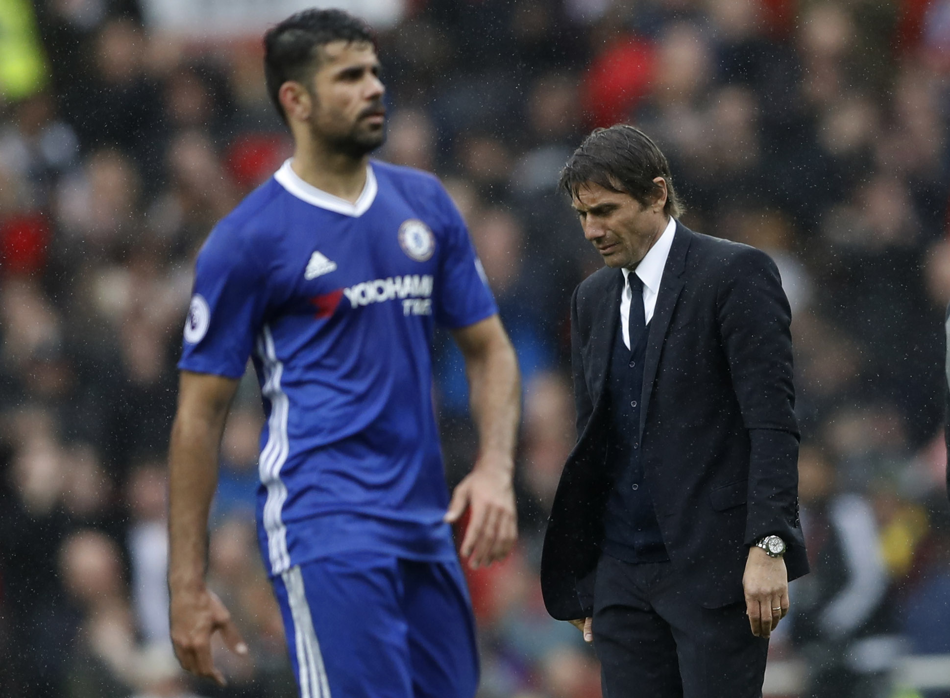 chelsea manager antonio conte and diego costa look dejected in the match against manchester united on april 16 2017 photo reuters