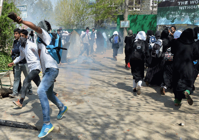 kashmiri students clash with indian government forces near a college in central srinagar 039 s lal chowk on april 17 2017 photo afp