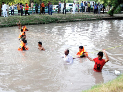 fight with husband woman throws minor boy in canal