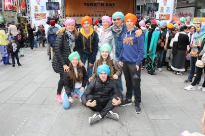 sikhs of new york wrap turbans around strangers heads to raise awareness about faith sikhs of new york wrap turbans around strangers heads to raise awareness about faith