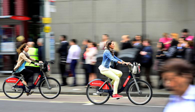 commuters cycle past a bus queue outside waterloo station in london britain august 6 2015 photo reuters