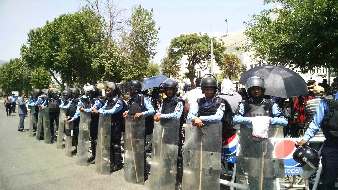 photo contingent of police deployed outside of the supreme court ahead of the panama case verdict hearing on thursday april 20 2017 photo express