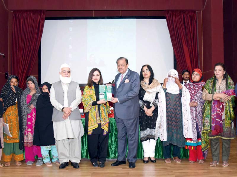president mamnoon hussain and bisp head marvi memon present the book the stories of bisp beneficiaries in the presence of recipients of the programme s grants photo inp