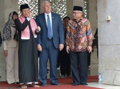 pence tours indonesian mosque praises moderate islam
