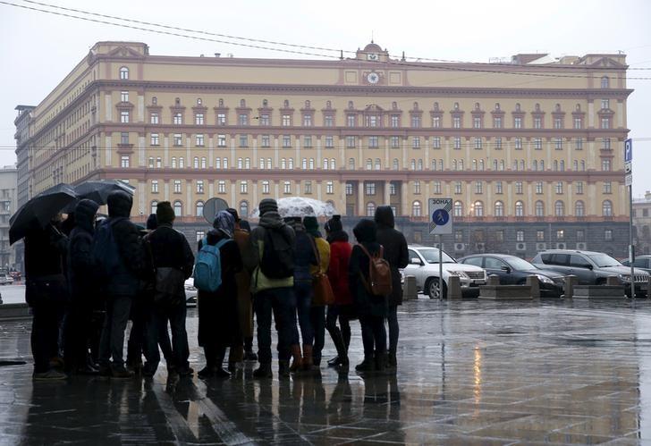 people gather near the headquarters of the federal security service fsb in central moscow russia photo reuters