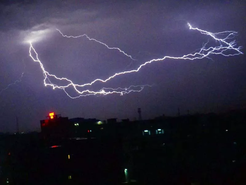 lightning cracks through the clouds over lahore on saturday night photo online lightning cracks through the clouds over lahore on saturday night photo online