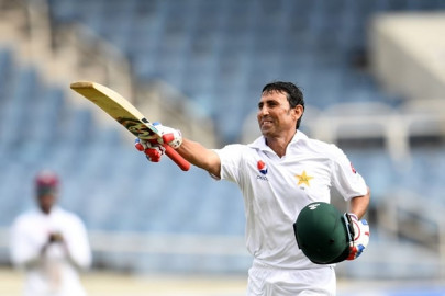 younus khan becomes first pakistani to reach 10 000 test runs