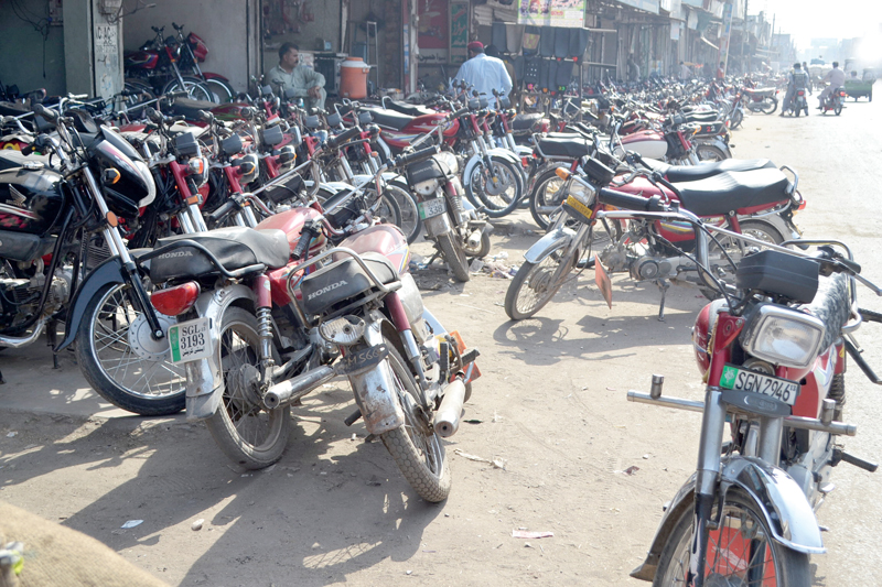 shopkeepers in liaquat market have encroached a large part of a road photo online