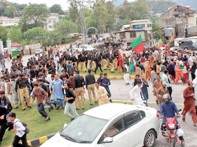 a view of policemen trying to stop pti workers from protesting photo online a view of policemen trying to stop pti workers from protesting photo online