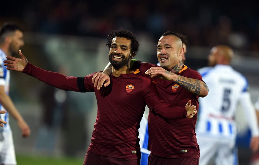 roma 039 s midfielder from egypt mohamed salah r celebrates with roma 039 s belgian midfielder radja nianggolan l after scoring a goal during the italian serie a football match between pascara and roma on april 24 2017 at the adriatico stadium in pescara photo afp