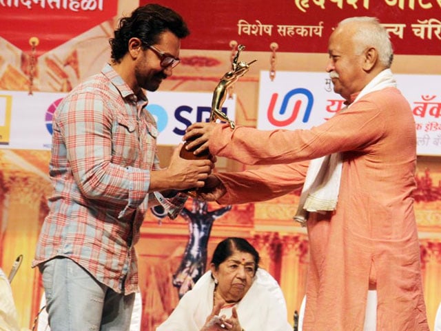 bollywood actor aamir khan receiving 75th master dinanath mangeshkar award from rss chief ram bhagwat in mumbai pramod thakur ht photo