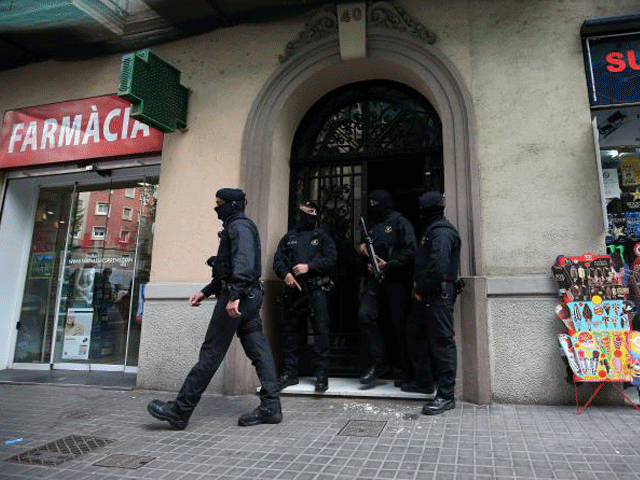 spanish police stand guard outside an apartment building during a sweeping operation at some 12 locations against militants in which eight people were arrested in barcelona spain april 25 2017 photo reuters