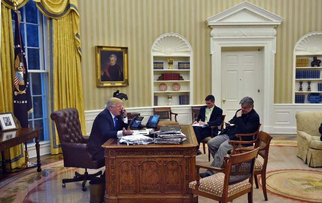 us president donald trump speaks on the phone with australians prime minister malcolm turnbull alongside chief strategist steve bannon r and national security advisor michael flynn in the oval office on january 28 2017 photo afp