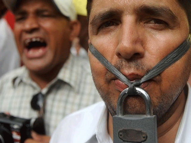 پاکستانی صحافیوں کے خلاف دھمکیوں اور حملوں میں ’60 فیصد اضافہ’ |  ایکسپریس ٹریبیون