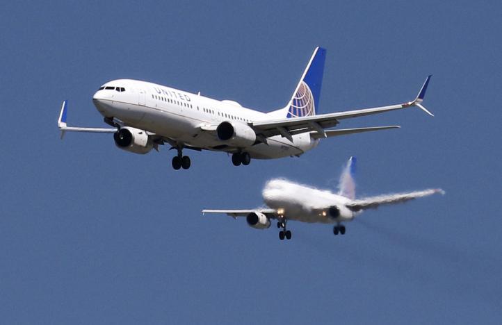 a united airlines boeing 737 800 and united airlines a320 airbus on seen approach to san francisco international airport san francisco california photo reuters