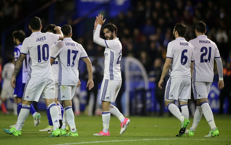 real madrid 039 s midfielder isco c celebrates with teammates after scoring a goal during the spanish league football match rc deportivo vs real madrid cf at the municipal de riazor stadium in la coruna on april 26 2017 photo afp