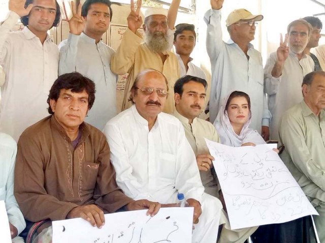 senior artistes protest along sher shah suri road in peshawar photo express senior artistes protest along sher shah suri road in peshawar photo express