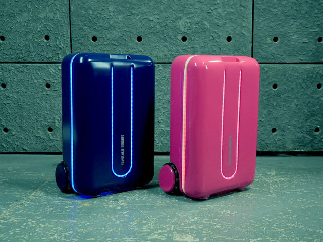 this robot suitcase follows you around and answers voice commands