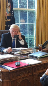 donald trump has a secret red button on his desk and it doesn t do what you may think