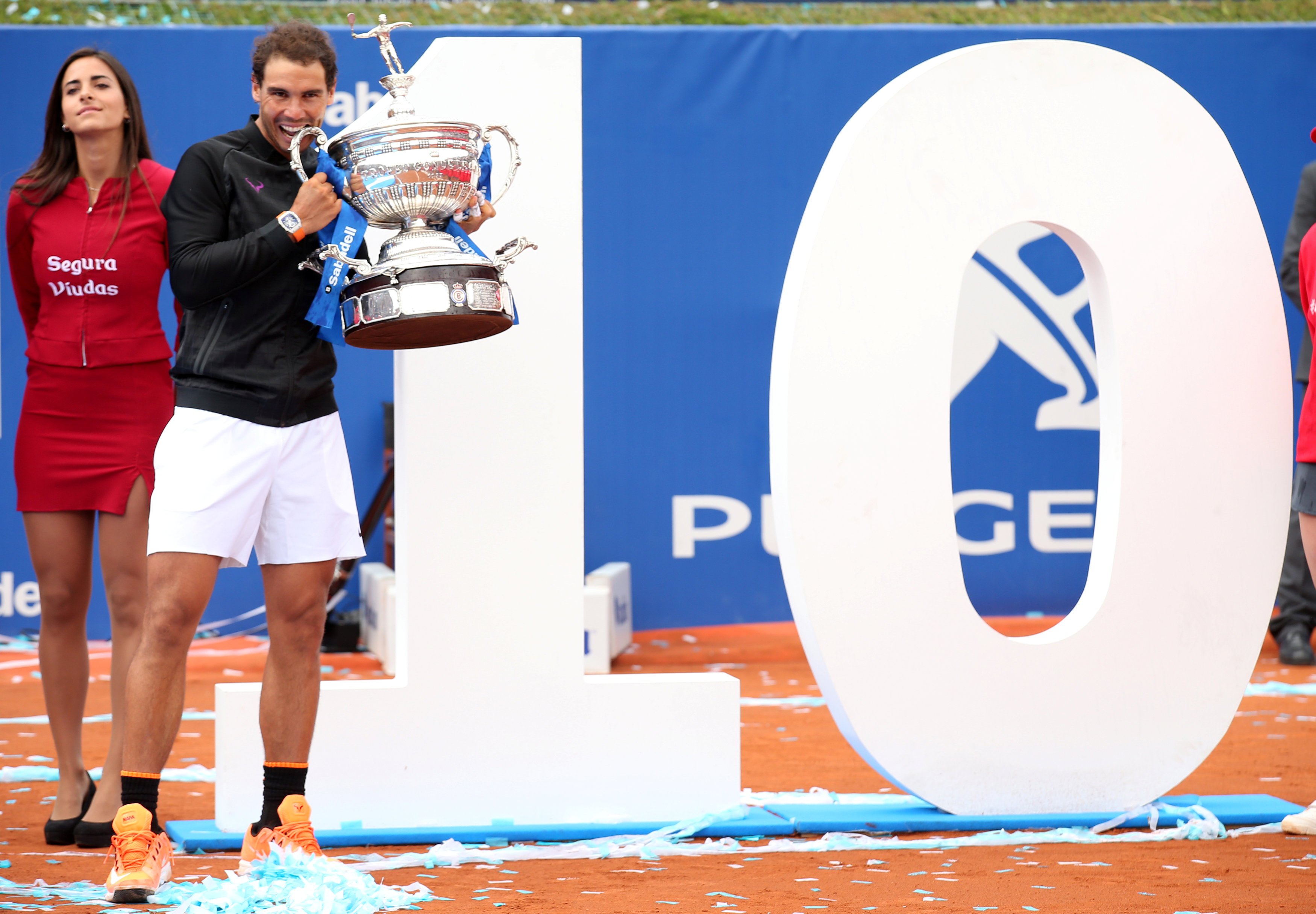 rafael nadal poses with a number 10 after winning the barcelona open title for the 10th time on april 30 2016 photo reuters