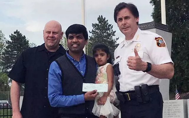 the police presented anil vannavalli with a cheque of 1000 to reward his bravery photo twitter