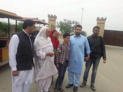 facebook helps reunite kashmir woman with family after 60 years facebook helps reunite kashmir woman with family after 60 years