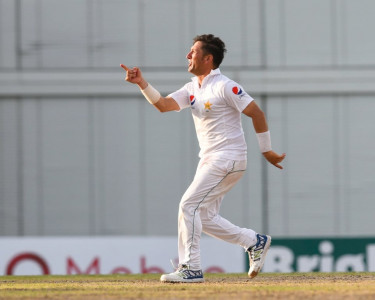 yasir six for hands pakistan advantage