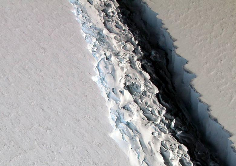 growing antarctic crack primes delaware sized iceberg