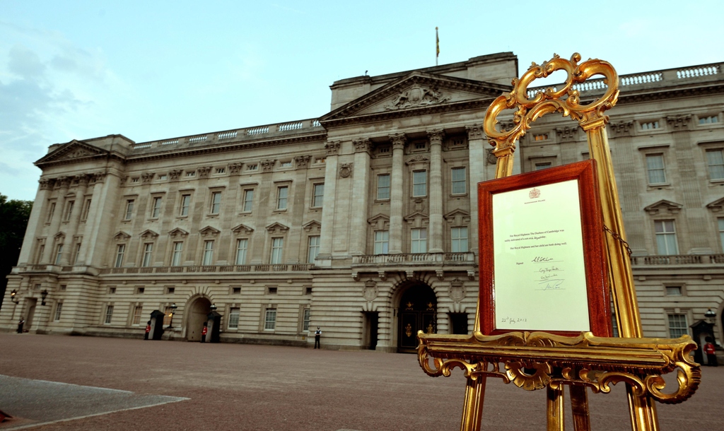 journalists descended on queen elizabeth 039 s london residence buckingham palace after a daily mail report of a quot highly unusual quot staff meeting prompted speculation photo afp