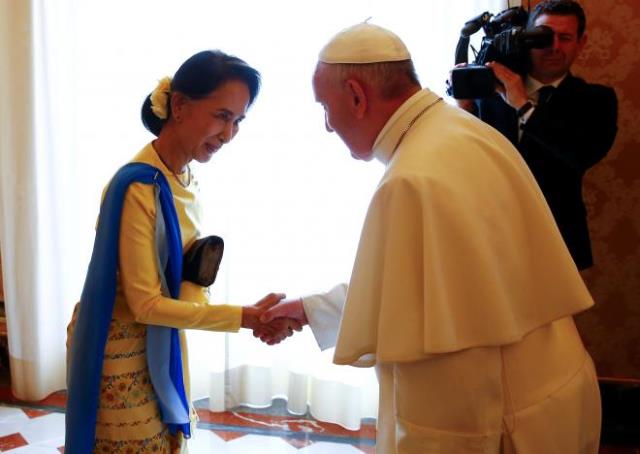 pope francis welcomes myanmar state counsellor aung san suu kyi during a private audience at the vatican may 4 2017 photo reuters