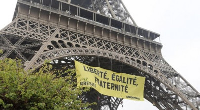 greenpeace unfurls anti le pen resist banner on eiffel tower